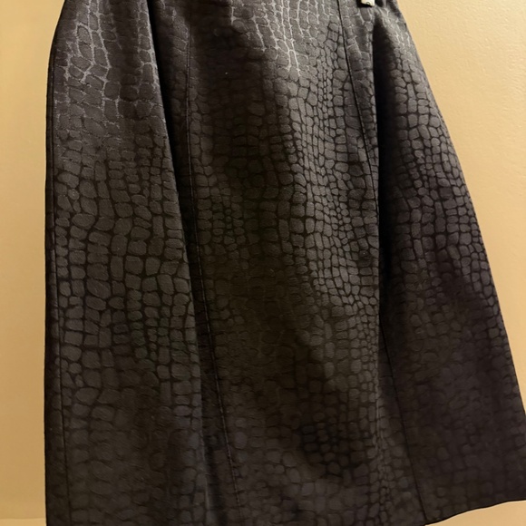 Vintage, elegant, black skirt suit, gold accents Vizia size 8 - Picture 4 of 7